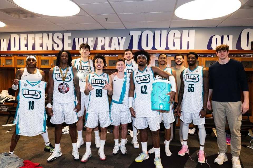 九游体育网页版-杨瀚森再次参加混音大合影！表现出色挂上奖牌 站位也发生变化了